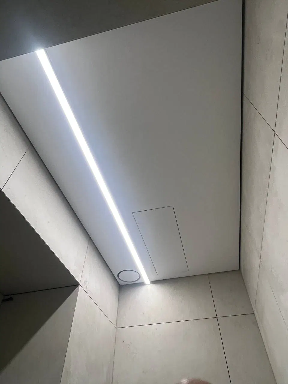 Теневой и парящий потолок, световые линии и треки